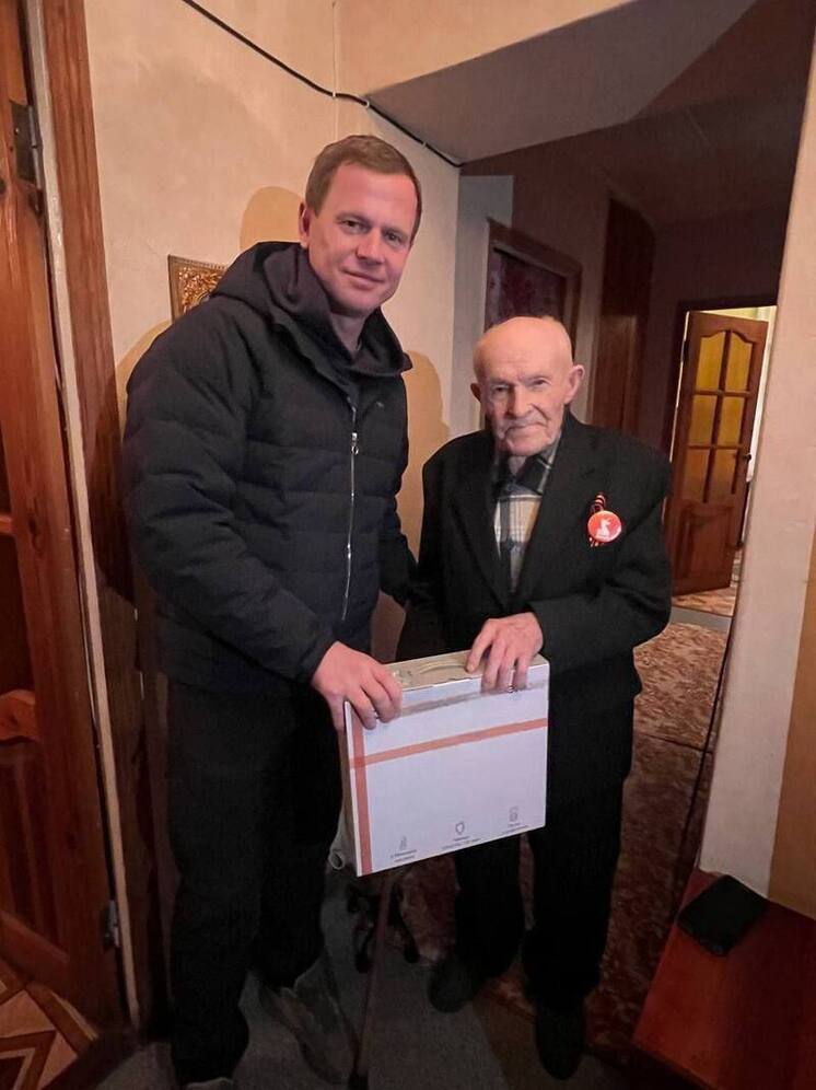 Глава Нового Уренгоя навестил ветерана в подшефном поселке Донбасса