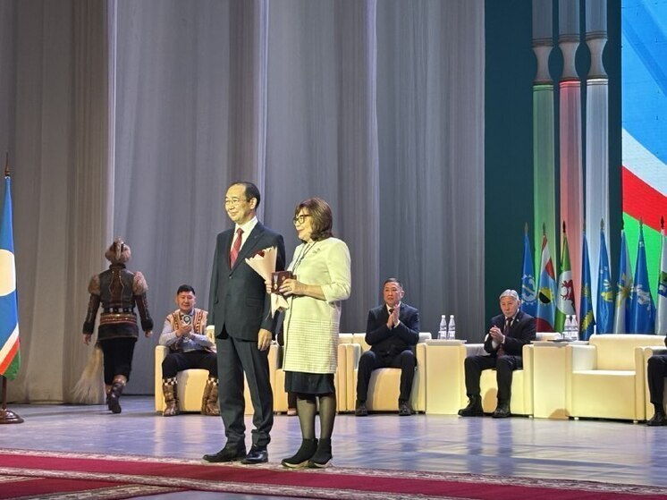 Айсен Николаев предложил повысить зарплаты муниципальным служащим Якутии