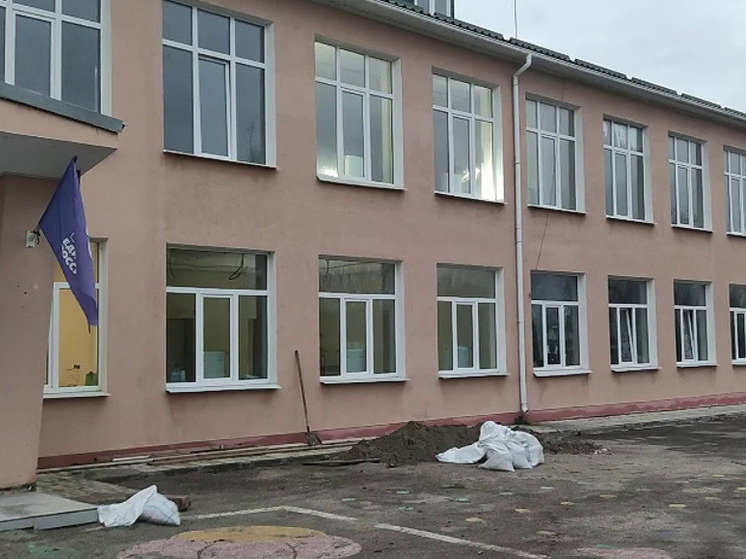 Глава Каховского округа Павел Филипчук проверил ход ремонта Тавричанской школы