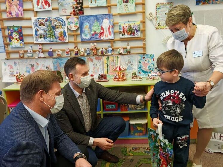 Активисты и сторонники «Единой России» продолжают развозить по детским больницам «коробки храбрости»