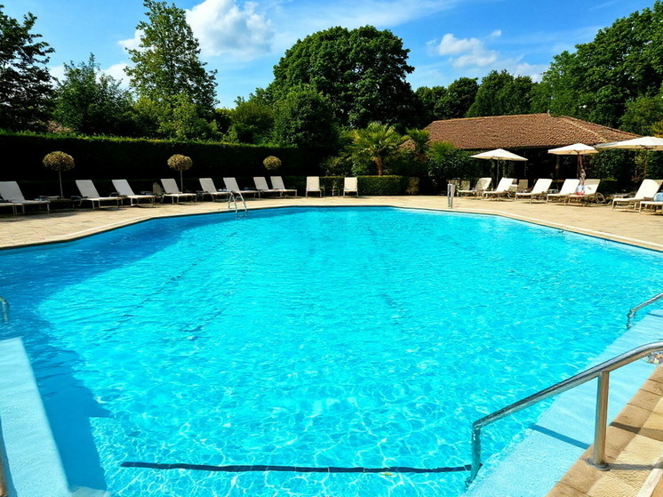 Во Франции женщина случайно въехала в бассейн на машине с дочерью внутри