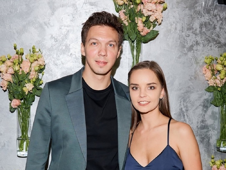 Олимпийский чемпион в танцах на льду Дмитрий Соловьев и художественная гимнастка Дина Аверина умилили подписчиков, сняв уютное домашнее видео. Муж и жена провели вечер за предновогодними хлопотами.