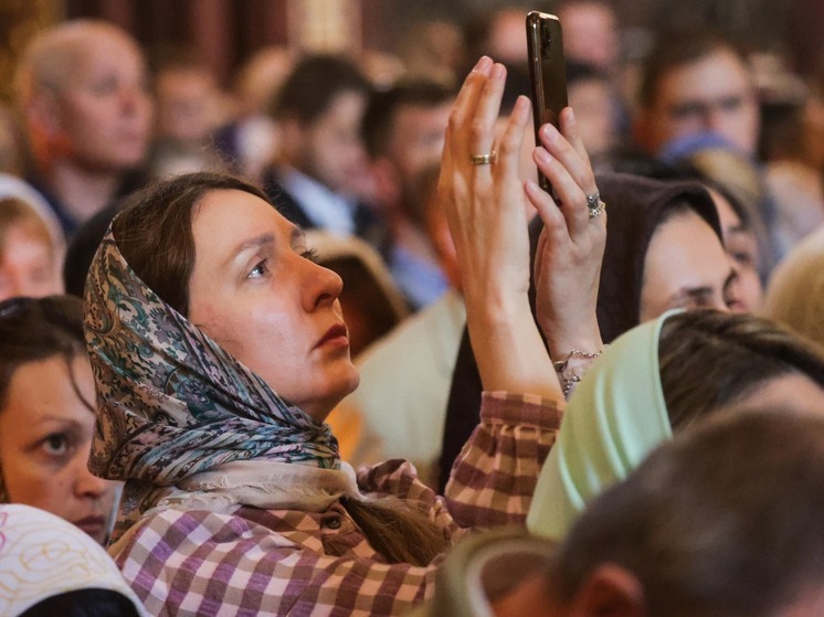 19 декабря православная церковь отмечает особый день — День памяти святителя Николая Чудотворца, которого в народе с любовью называют Никола Зимний. Это один из самых теплых и любимых праздников, знаменующий неофициальное начало рождественских праздников и напоминающий о доброте и милосердии.