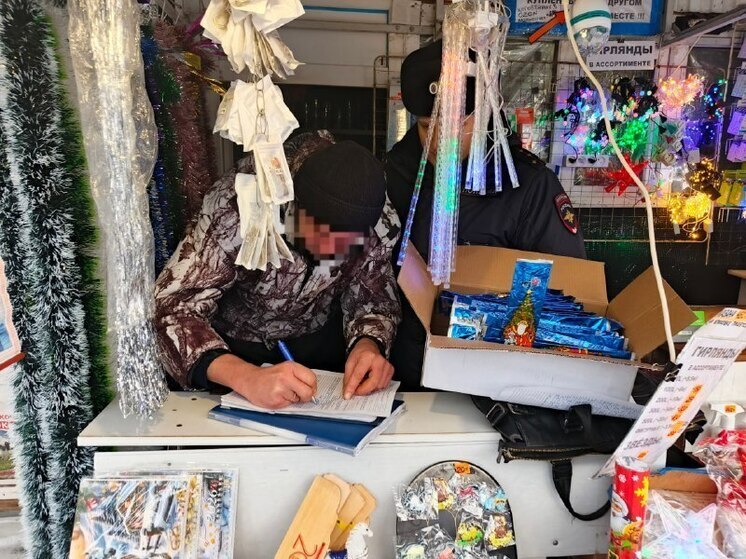 Полицейские изъяли 600 пиротехнических изделий на рынке в Самаре