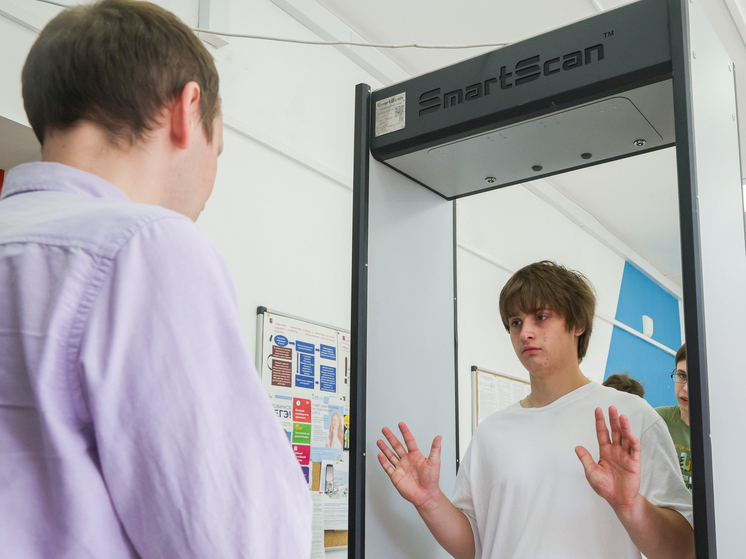 Раненого подростком охранника школы перевели в обычную палату