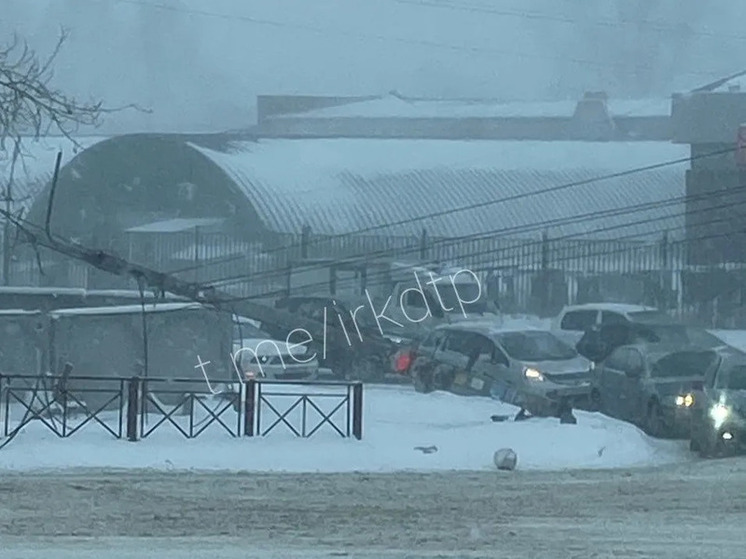 В Иркутске сильный ветер повалил светофор