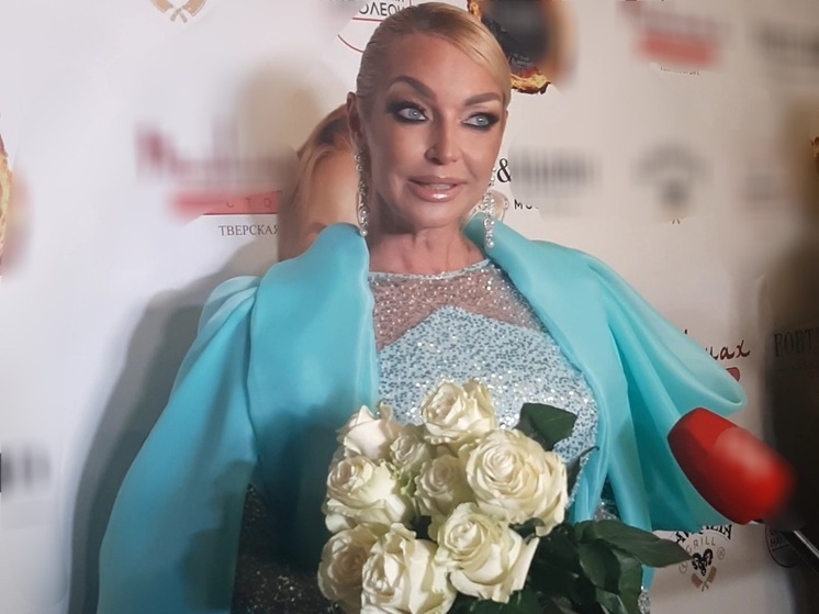 Пока вся страна обсуждает историю с квартирой Ларисы Долиной, в шоу-бизнесе остались ещё артисты, которые не знают о случившемся с исполнительницей