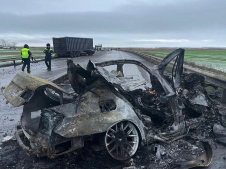 Смертельное ДТП на трассе Азов-Староминская: «БМВ» сгорел после столкновения с автопоездом