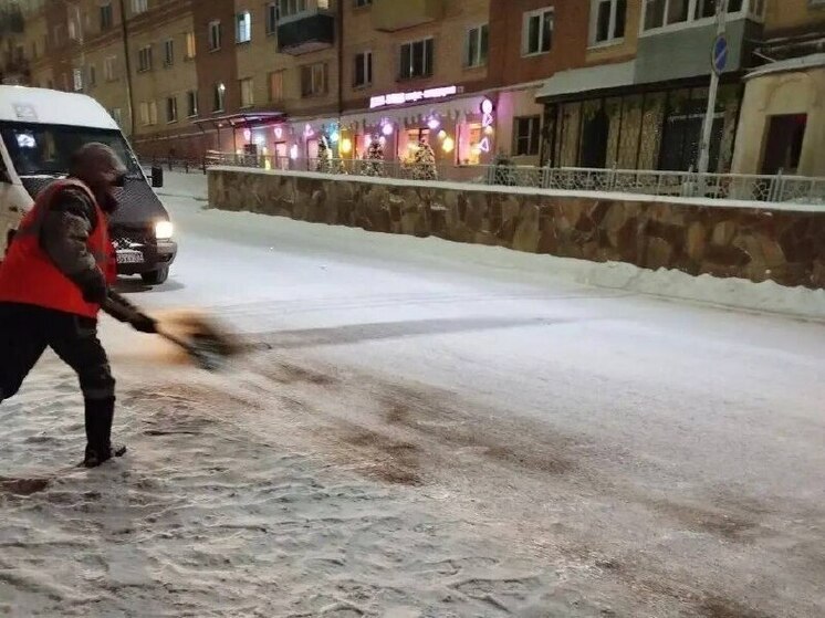 В Улан-Удэ ночью на уборку улиц выйдут грейдеры, тракторы и пескоразбрасыватели