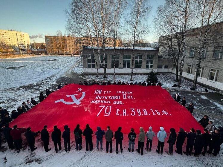 В Костроме развернули Знамя Победы