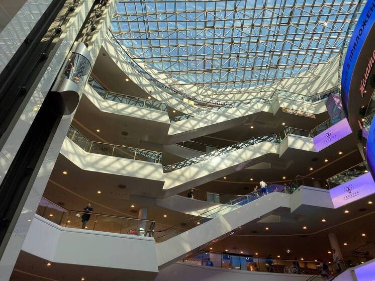 Авито: петербуржцы планируют потратить на новогодних распродажах около 18 тысяч рублей