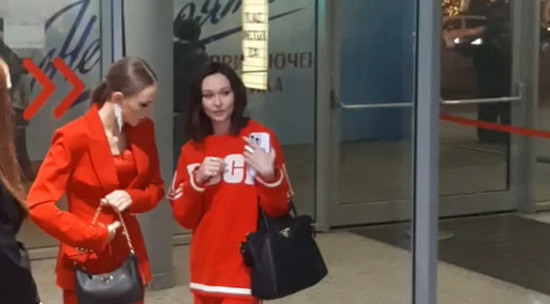 Актриса Екатерина Моргунова выгуляла алый костюм и сверкающие серьги с камнями 