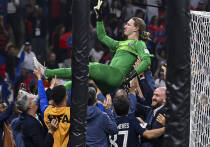 Матвей Сафонов вошел в историю мирового футбола. В финале Межконтинентального кубка ФИФА, прошедшем 17 декабря в Катаре, «Пари Сен-Жермен» одолел бразильский «Фламенго» со счетом 2:1 по итогам серии пенальти. Основное время завершилось вничью, но именно в серии одиннадцатиметровых 26-летний российский голкипер устроил настоящий триумф: отразил четыре пенальти подряд — достижение, не имеющее аналогов в истории турниров под эгидой ФИФА. «МК-Спорт» расскажет о реакциях на это грандиозное событие.