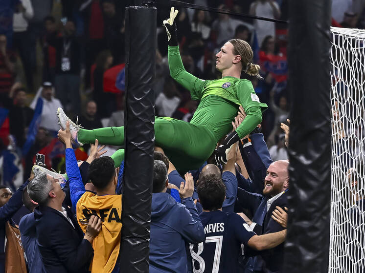 Матвей Сафонов вошёл в историю мирового футбола. В финале Межконтинентального кубка ФИФА, прошедшем 17 декабря в Катаре, «Пари Сен-Жермен» одолел бразильский «Фламенго» со счётом 2:1 по итогам серии пенальти. Основное время завершилось вничью, но именно в серии одиннадцатиметровых 26-летний российский голкипер устроил настоящий триумф: отразил четыре пенальти подряд — достижение, не имеющее аналогов в истории турниров под эгидой ФИФА. «МК-Спорт» расскажет о реакциях на это грандиозное событие.