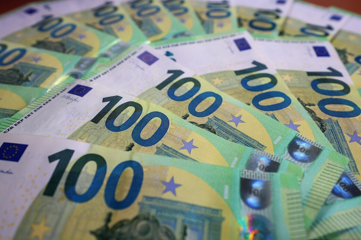 Официальный курс евро достиг максимального уровня за месяц