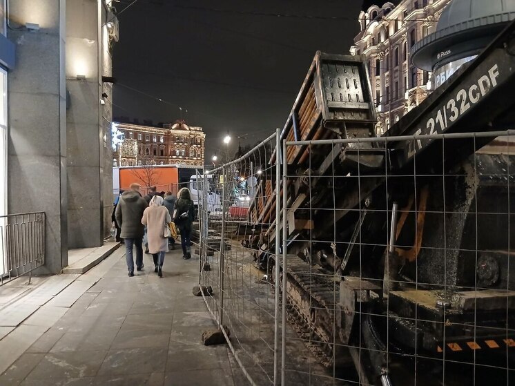 Буровые работы сузили тротуар у станции метро «Петроградская»