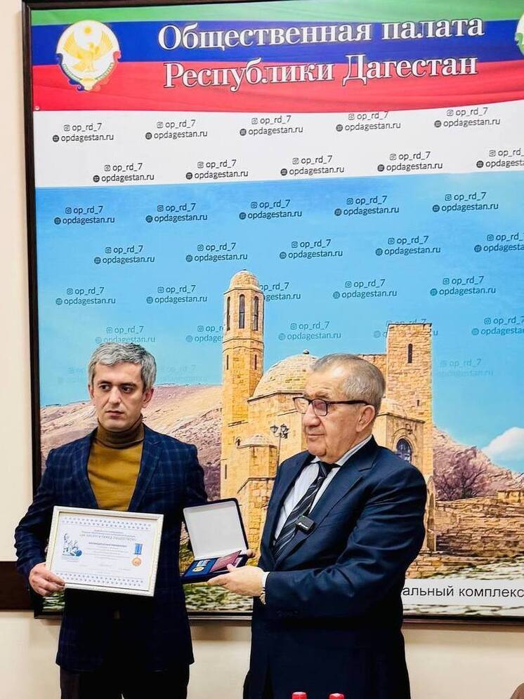 Руководителя Аппарата ОП Дагестана Ислама Магомедова наградили за вклад в развитие гражданского общества