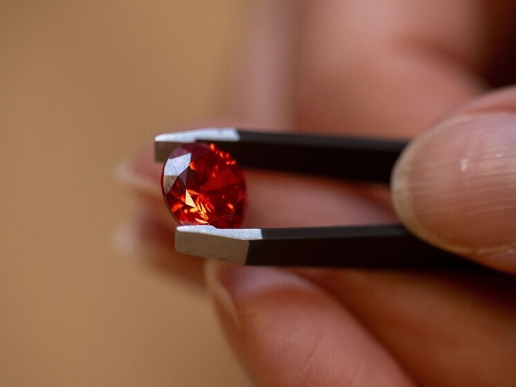 Два друга из бедного района случайно нашли редкий бриллиант за 4 млн рублей