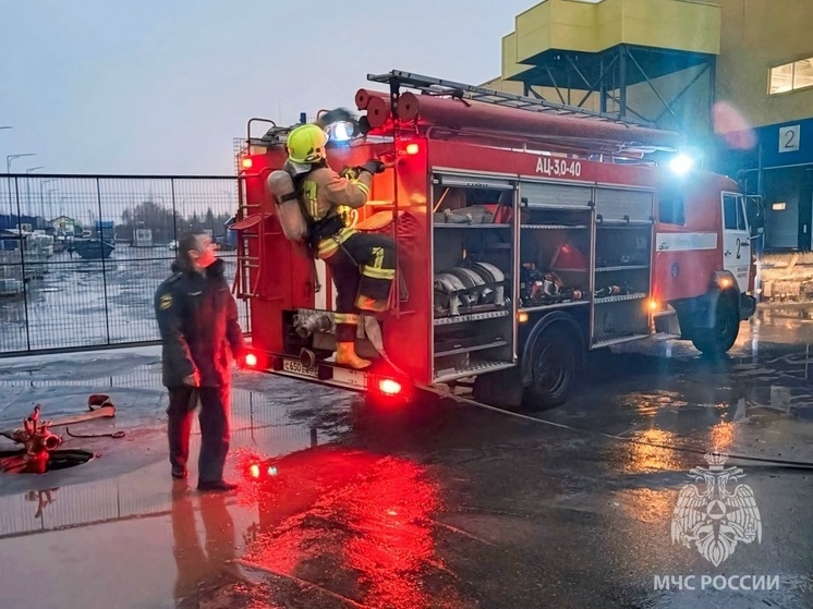 Новгородские пожарные провели учения и инструктаж сотрудников в «Ленте»
