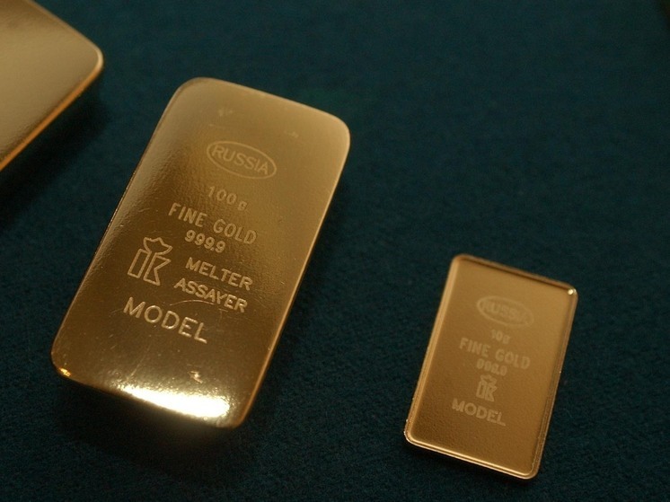 Золото впервые подорожало до 4,4 тысячи долларов