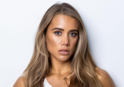 Новозеландская красавица-легкоатлетка похвасталась рельефным прессом на новых фото