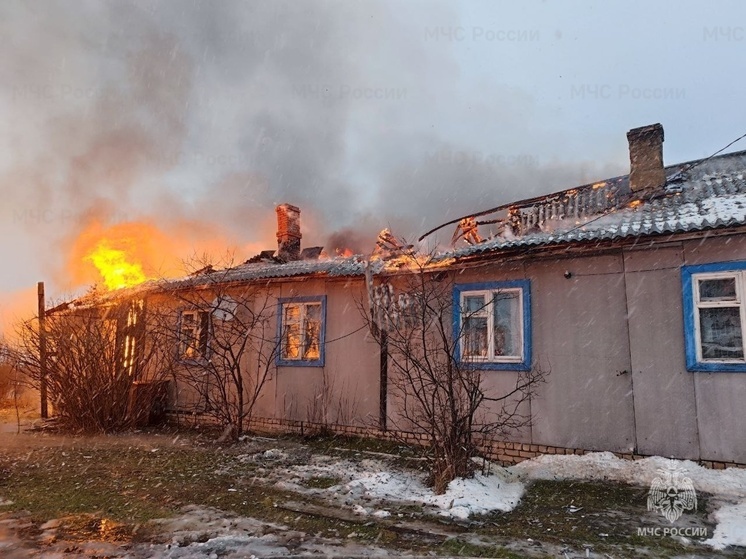 В Межевском округе пожарные тушили дом на Центральной улице