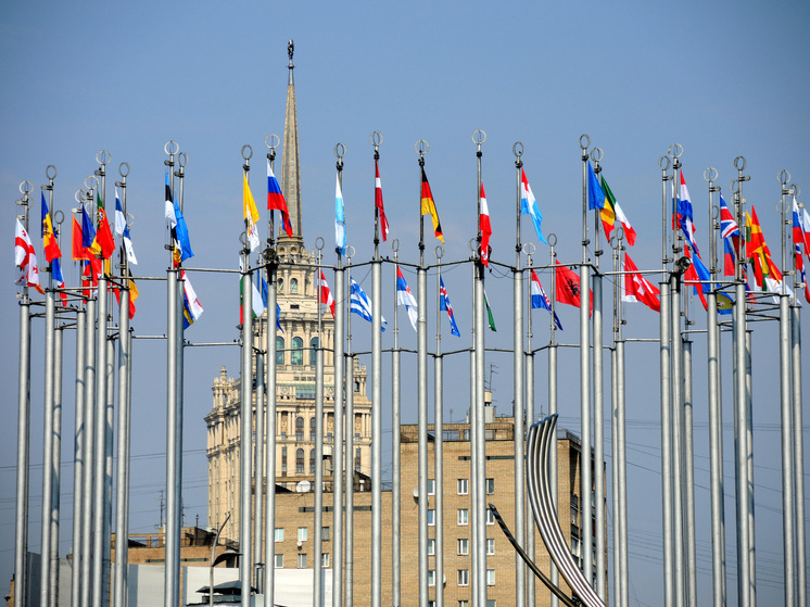 Euractiv: ЕС обсуждает кредит Украине на 90 миллиардов евро за счет российских активов