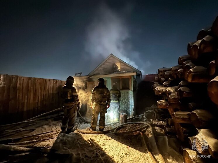 Трехлетнего ребенка и троих взрослых эвакуировали из горящего дома в Забайкалье