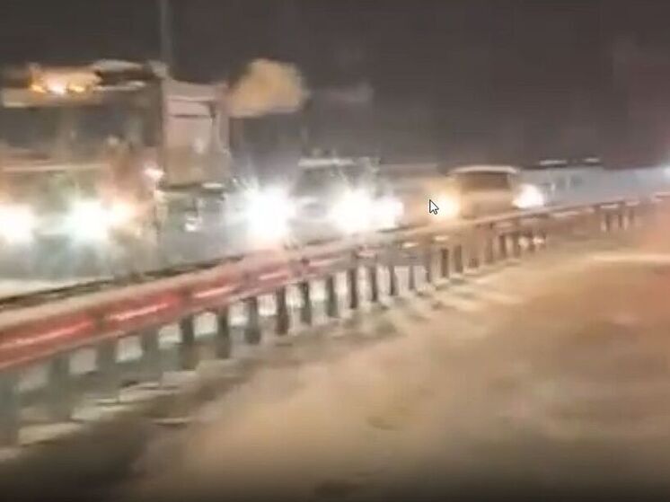 На объездной во Владивостоке грузовик вылетел с трассы, образовав большую пробку