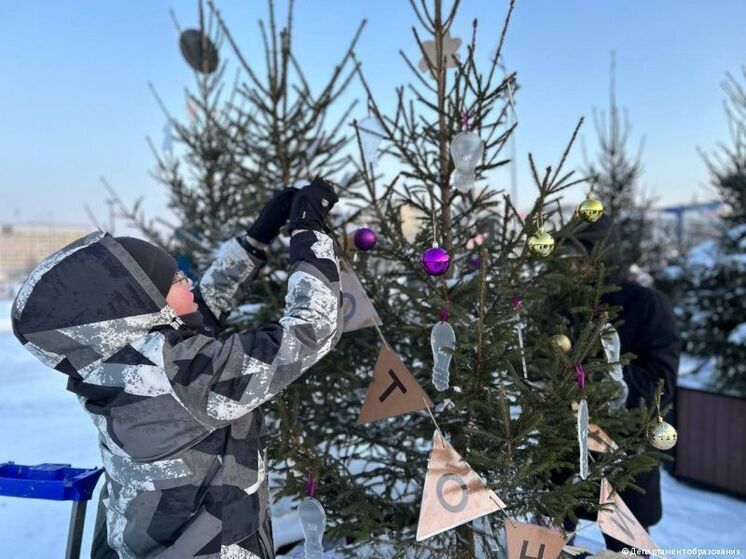 В Перми дети наряжают елки на эспланаде