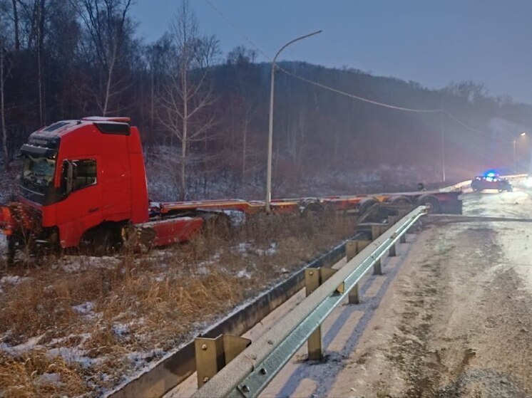 ДТП во Владивостоке: на трассе «Де-Фриз-Седанка-Патрокл» иномарка врезалась в грузовик