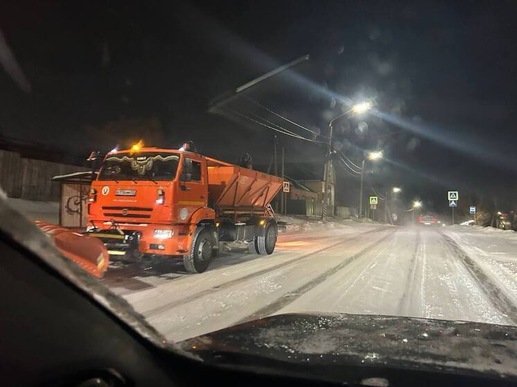 В Улан-Удэ ночью провели масштабную уборку снега после сильного снегопада