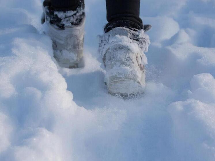 Беспечность ценой в здоровье: в Якутске подросток отморозил ноги в кроссовках, а младенец обварился кипятком