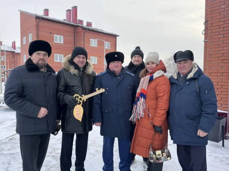 В Карасуке дети-сироты получили ключи от нового дома накануне Нового года