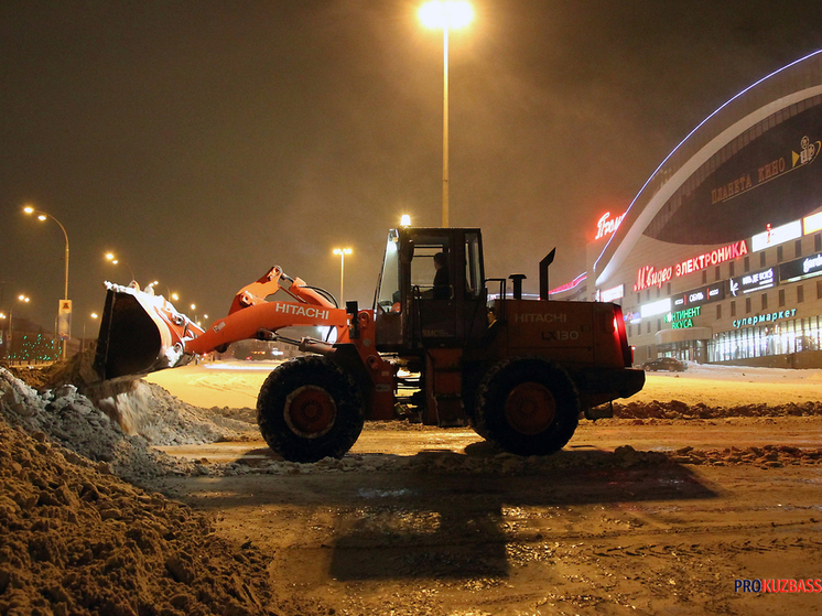 Ночной рейд снегоуборочной техники: за сутки с улиц Кемерова вывезено 12 тысяч кубов снега