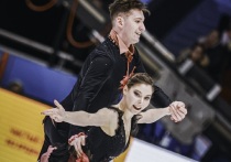 18 декабря 2025 года в Санкт-Петербурге стартовал Чемпионат России по фигурному катанию. После короткой программы в спортивных парах лидируют Анастасия Мишина и Александр Галлямов (79,03), вторые — Александра Бойкова и Дмитрий Козловский (77,42), третьи — Елизавета Осокина и Артем Грицаенко (70,81). Все призёры показали стабильные прокаты, несмотря на единичные технические погрешности. Осокина отметила день рождения в день выступления.