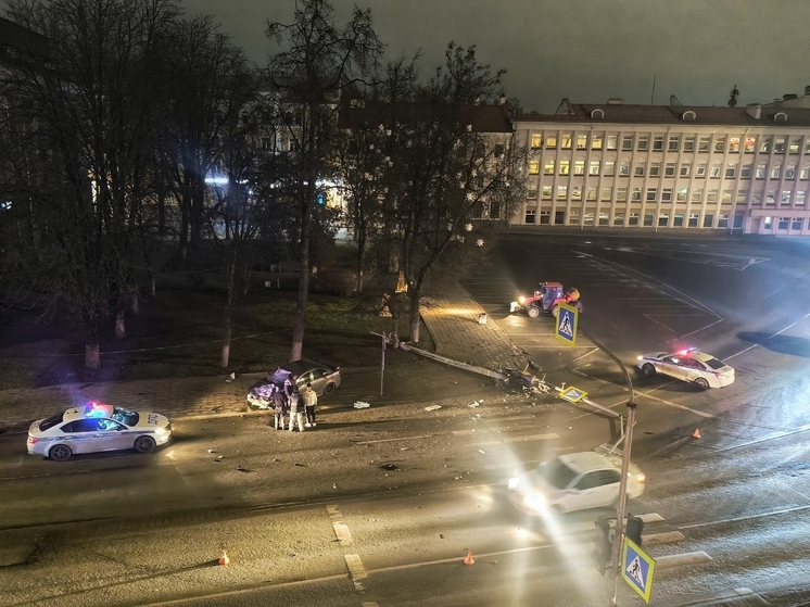 Ночной хаос на Октябрьской площади: столб и светофор пали жертвами ДТП в Пскове