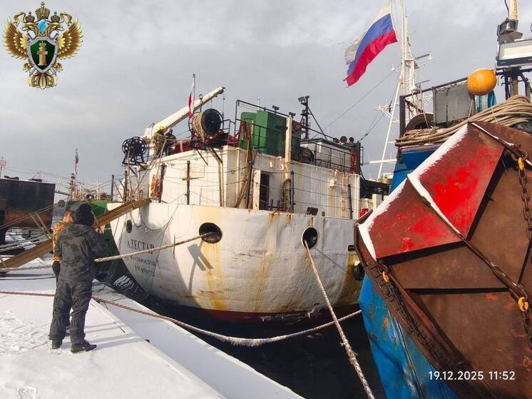 На рыболовном судне во Владивостоке произошел пожар