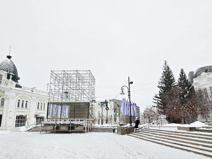 На зимнем Любинском в Омске начали монтировать тёплую сцену