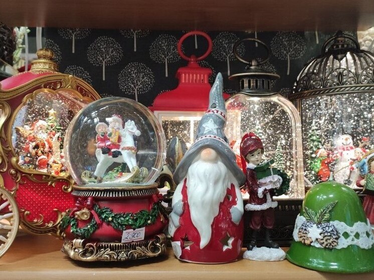 Новый год для многих начинается задолго до боя курантов. Сначала мы выбираем настроение, атмосферу и детали, которыми наполним дом. Интерьер здесь так же важен, как меню или гости. От того, насколько пространство будет созвучно нашему внутреннему состоянию, зависит и само ощущение праздника: будет ли он суматошным или, наоборот, спокойным и по-настоящему уютным.