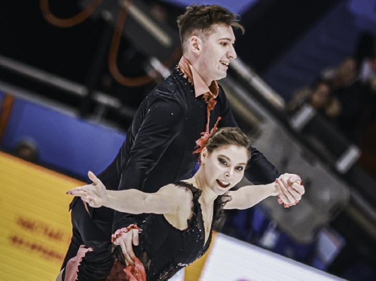 18 декабря 2025 года в Санкт-Петербурге стартовал Чемпионат России по фигурному катанию. После короткой программы в спортивных парах лидируют Анастасия Мишина и Александр Галлямов (79,03), вторые — Александра Бойкова и Дмитрий Козловский (77,42), третьи — Елизавета Осокина и Артем Грицаенко (70,81). Все призёры показали стабильные прокаты, несмотря на единичные технические погрешности. Осокина отметила день рождения в день выступления.