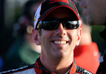 Полиция сообщает, что великий гонщик NASCAR Грег Биффл и его семья оказались среди семи погибших в авиакатастрофе, когда самолет Cessna разбился при попытке вернуться в аэропорт