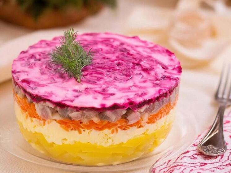 Диетолог назвала три самых калорийных салата на новогоднем столе: "селедка под шубой" стала лидером