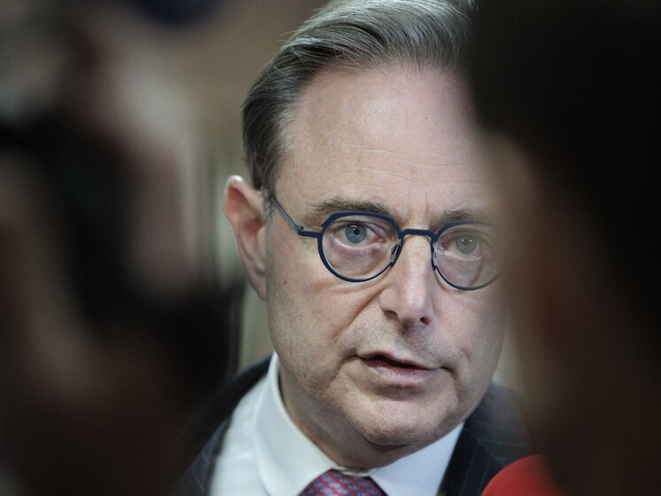 Премьер де Вевер пошутил про свою "дачу в Санкт-Петербурге"