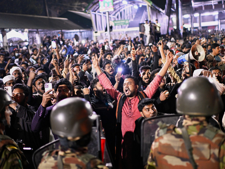 Насилие вспыхнуло в столице Бангладеш рано утром в пятницу после того, как молодежный лидер антиправительственного восстания 2024 года, который на днях был ранен в результате покушения, скончался в больнице Сингапура