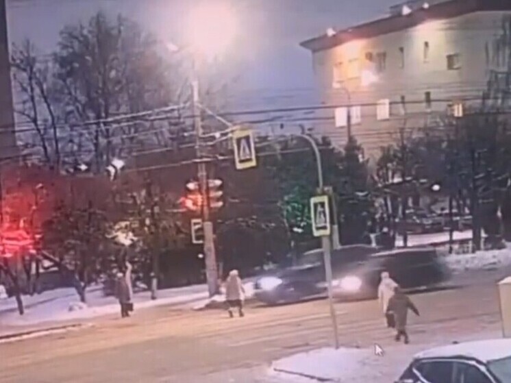 В Чебоксарах боец спецназа Росгвардии оказал помощь пострадавшей в ДТП