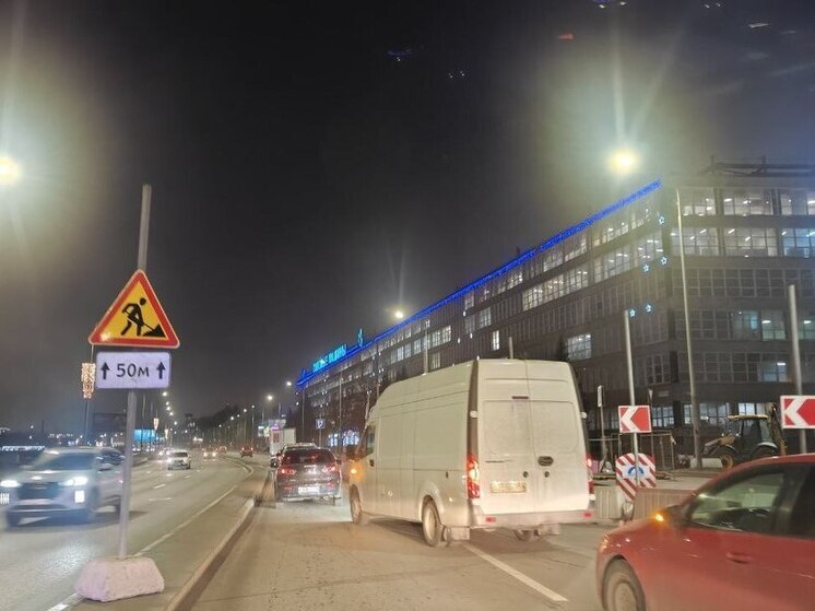 Петербургские водители просят в подарок у Деда Мороза решить проблему пробок на Свердловской набережной