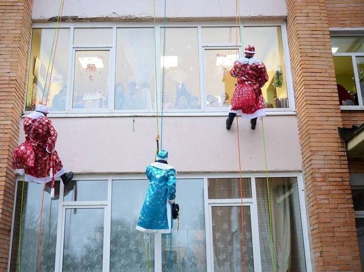 В «Милосердии» высадился новогодний десант