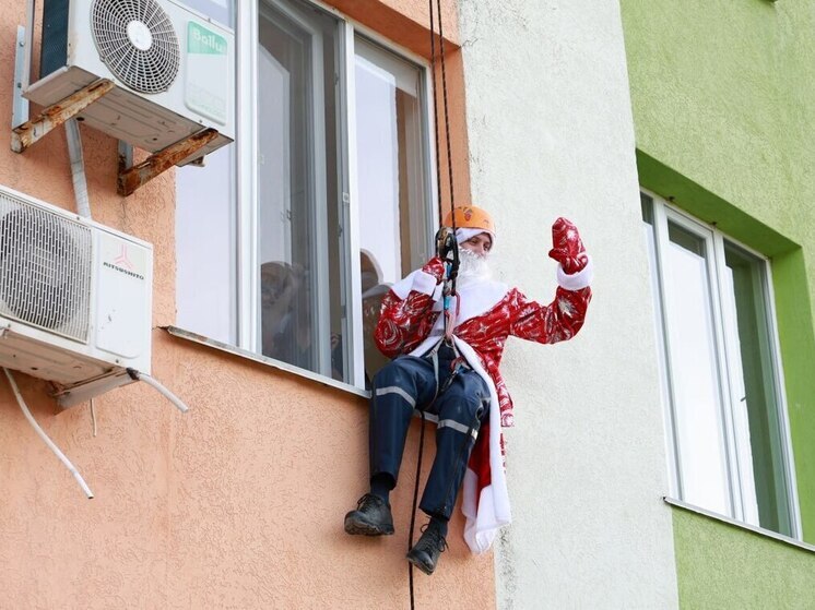 Спасатели спустились к окнам крымской детской больницы в костюмах Дедов Морозов