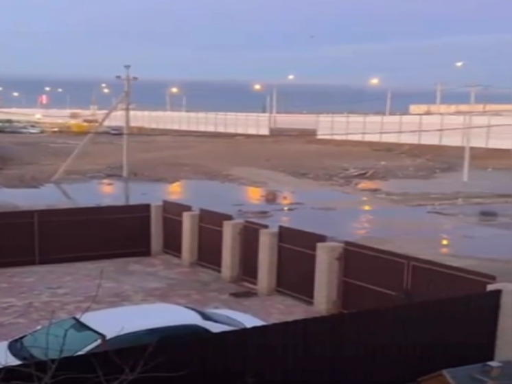 На Аэропортовском шоссе в Астрахани вновь произошёл прорыв сетей